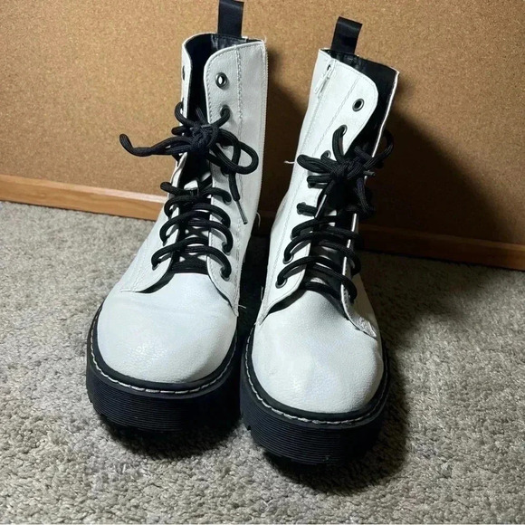 Sincerely Jules Harley white lace up boots with side zippers sz 8.5M - Picture 2 of 8